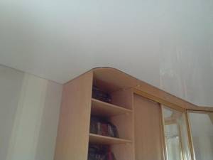 Белый классический глянцевый натяжной потолок