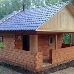Деревянный домик под двускатной крышей