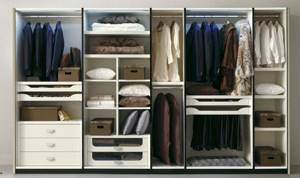Для удобного хранения вещей позаботьтесь о том, чтобы в гардеробной присутствовали плечики для одежды, корзины и крючки