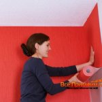 We glue wallpaper in the corners of the apartment