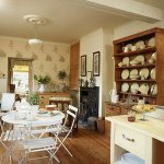 Кухонный буфет для посуды с открытыми полками