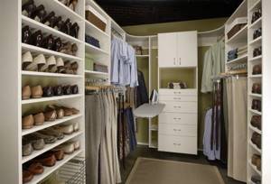 Обувь в гардеробной можно хранить на выдвижных полках или стеллажах