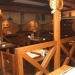 Разделительная перегородка из дерева в барном заведении