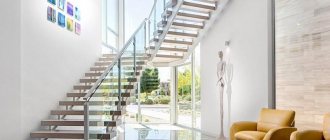 Стильное сочетание металла, стекла и натурального дерева в конструкции лестницы