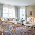 светло-голубые шторы в большой гостиной