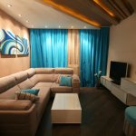 Увеличение пространства гостиной с помощью белых оттенков