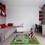 Яркий акцент красного в серой комнате мальчика