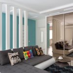 Зеркальный шкаф-купе в зале двухкомнатной квартиры